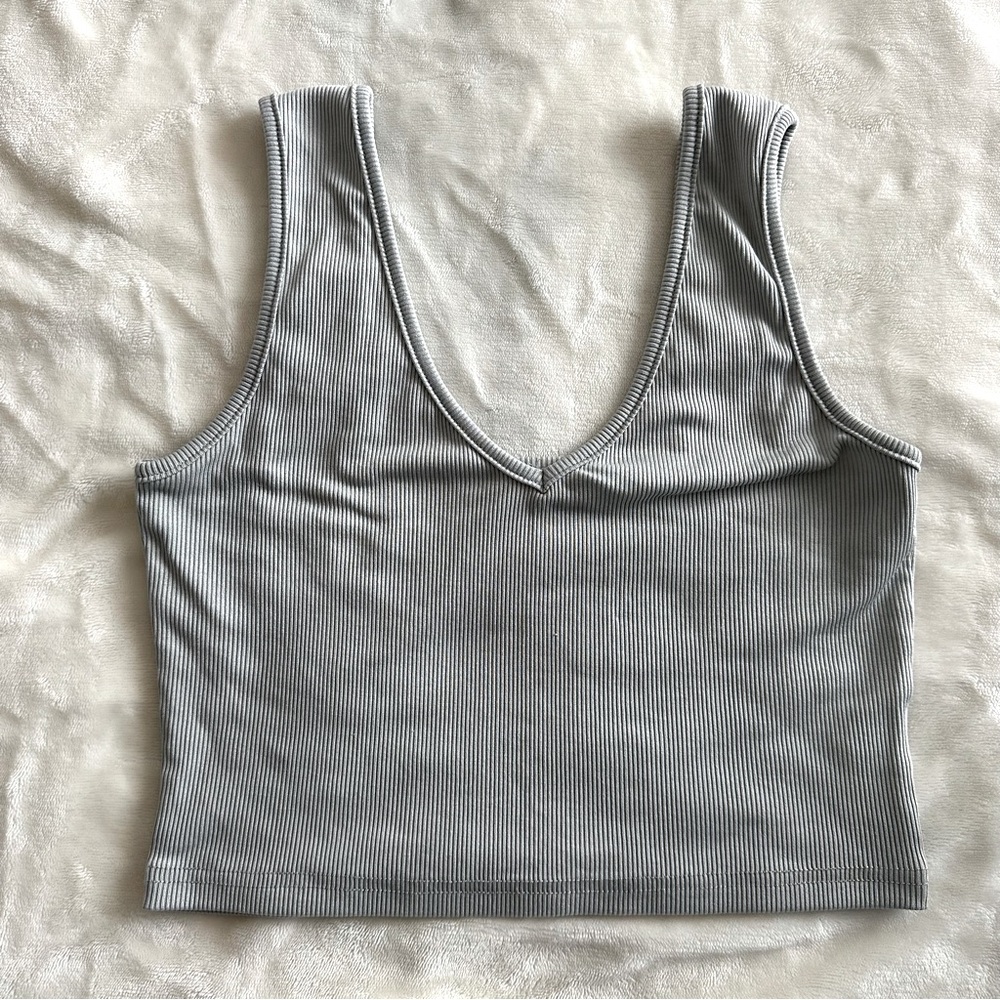small gray v neck crop top
